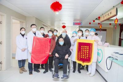 妙手回春除病魔，抗战老兵赠诗致谢！