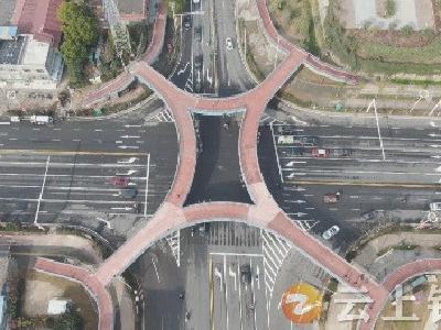 钟祥首座人行天桥建成对市民开放
