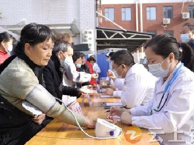 健康科普进社区 义诊活动暖民心