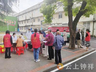 钟祥市郢中街道韩家街社区开展老年人免费体检活动