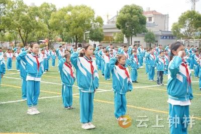 钟祥市承天小学举行“学习二十大 争做好队员”新队员入队仪式