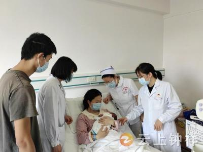 惊险！二胎孕妈车上产子 妇幼医护及时施救助平安