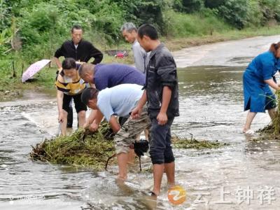 张集镇蔡岭村网格员闻“汛”而动  及时排险