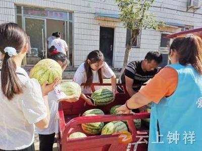 东桥社工站链资源给留守儿童送清凉