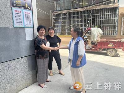 郢中街道中果园社区：垃圾堵路又堵心 网格员协调速清理