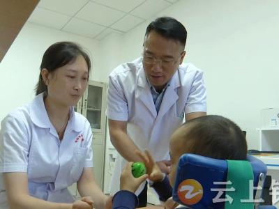 儿童康复专家在钟祥市妇幼保健院带教坐诊