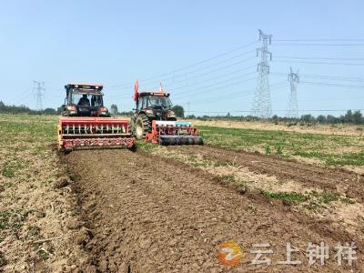 钟祥：万台农机战冬播