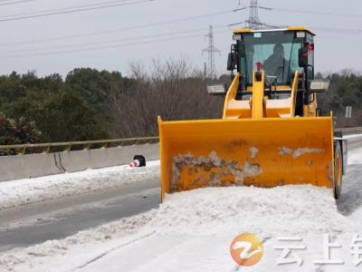 高速除雪保通畅 服务区里很温暖