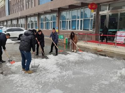 钟祥市公共资源交易中心开展清扫冰雪暖人心行动