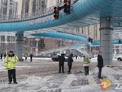 迎风战雪保畅通钟祥在行动