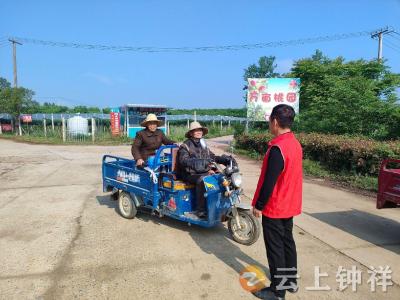 网格员化身“劝导员” 守护群众出行安全