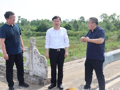 杨孟富在石牌 长滩调研指导抗旱工作