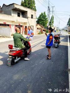 钟祥市柴湖镇：“格格”变身交通劝导员 上路“执勤”护安全