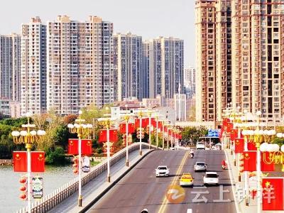 钟祥：国旗飘飘迎国庆 满城点亮中国红 