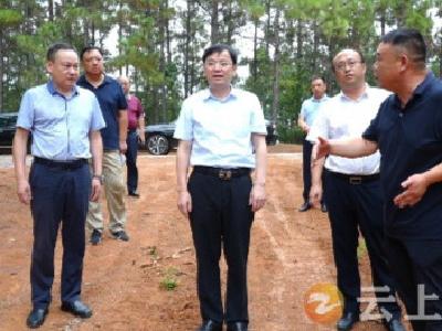 杨孟富开展巡湖巡林工作