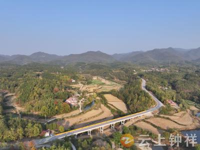 钟祥：路上织秋景 上路皆美景