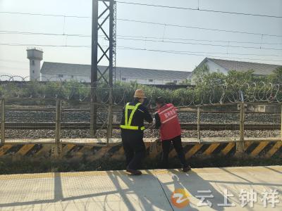 双河镇官冲村新时代文明实践站筑牢铁路安全防线