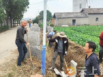 石牌镇何巷村：干群齐心合力建沟渠