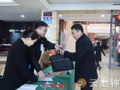 出席钟祥市八届人大四次会议的人大代表向大会报到