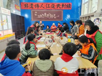 湖北钟祥：非遗添红 雷锋馆里绣雷锋 