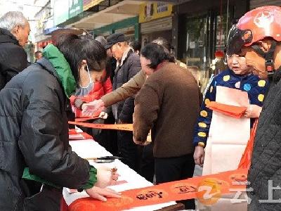 钟祥茶庵社区：挥毫泼墨写春联 迎春送福展年味