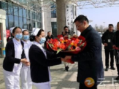 李鹏节前走访慰问一线工作人员