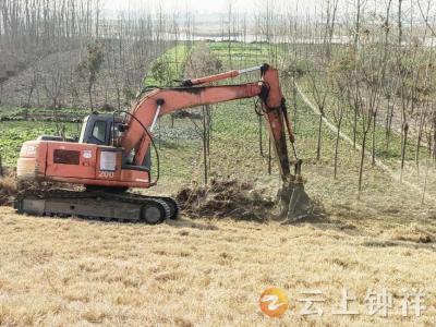 郢中街道聚力河湖“清四乱”