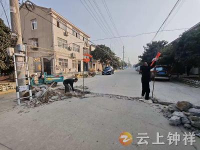【新春走基层】郢中街道冯家岭社区：春节坚守 助力破损路面焕新颜