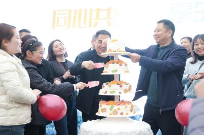 在钟祥邮政，每个生日都是与家人的浪漫约定