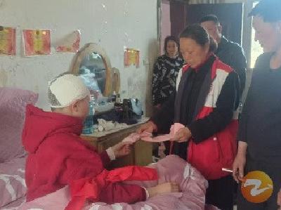 冷水镇杨岭村网格员大病救助送温暖