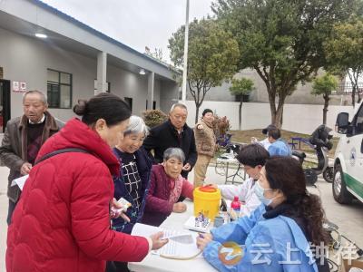 钟祥市紧急医疗救援中心走进皇庄街道开展健康服务活动