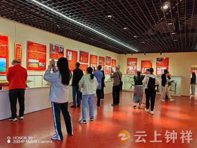 油墨香里忆烽火——郢中街道码头街社区组织老党员探访江汉日报社旧址