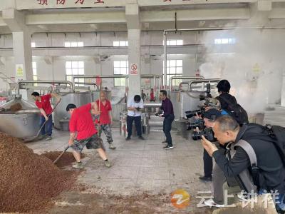 酒香入镜 光影留芳  湖北省摄影家协会会员走进文峰酒业开展采风活动