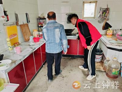 磷矿镇梁桥村开展“五一”节前安全生产检查