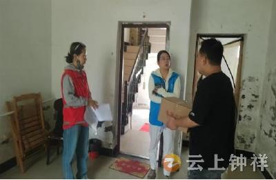 钟祥市皇庄街道子胥台社区开展“粽香传情幸福敲门暖心服务润万家”活动