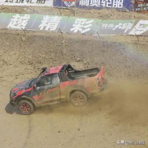 2.4亿人次 网上浏览， 7.5万游客现场围观！泥巴坑里何能卷起“万重浪”