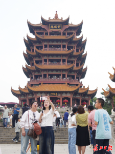 假期联动探访：鄂赣湘游客“三向奔赴”三大名楼 