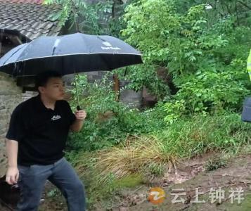 钟祥市开展雨中巡查 织密汛期安全网