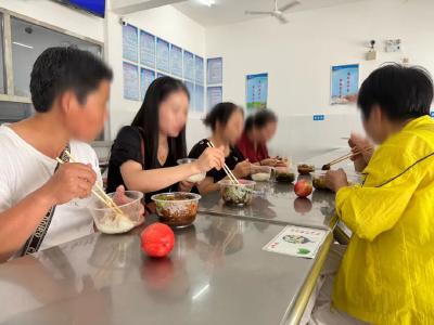 特教学校食堂开放日｜家长沉浸式陪餐，见证舌尖上的安全与关爱