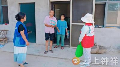 “清凉扇”扇出安全风！冷水社工站高温天为困难群众“送暖又送安”