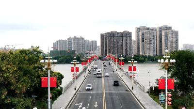 满城尽是中国红！钟祥街头洋溢浓浓爱国情