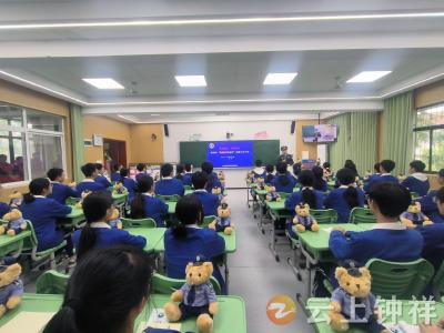 公安禁毒宣传进校园 AI智能展板筑牢青春防毒墙