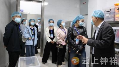 钟祥市承天小学开展食堂开放日活动：守护“舌尖安全”，让后厨“透明可见”  