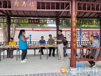 东桥镇社工站开展“巧手制捶暖人心 志愿同行共养生”志愿服务活动