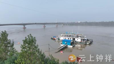 钟祥近3000名干群上堤值守 筑牢防汛“安全堤坝”