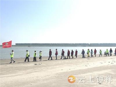 钟祥市河湖保护志愿者协会以“六进”行动绘就汉江生态修复新图景 