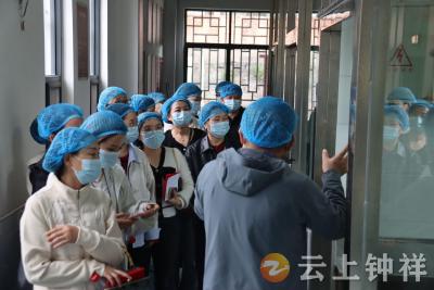 钟祥市兰台中学食堂开放日：阳光操作零距离 家校共治护“胃”来