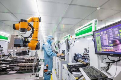 湖北让就业“长”在产业上