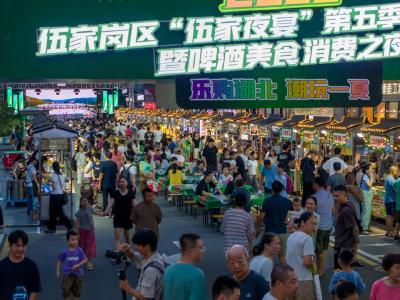 从“网红流量”到“青春留量”，宜昌伍家岗“夜市+”模式如何激活区域经济？