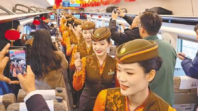 “金三角”一小时高铁互通 汉襄宜跑进“同城时代”